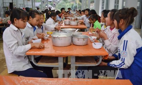 Bữa ăn bán trú giúp học sinh vùng biên yên tâm đến trường